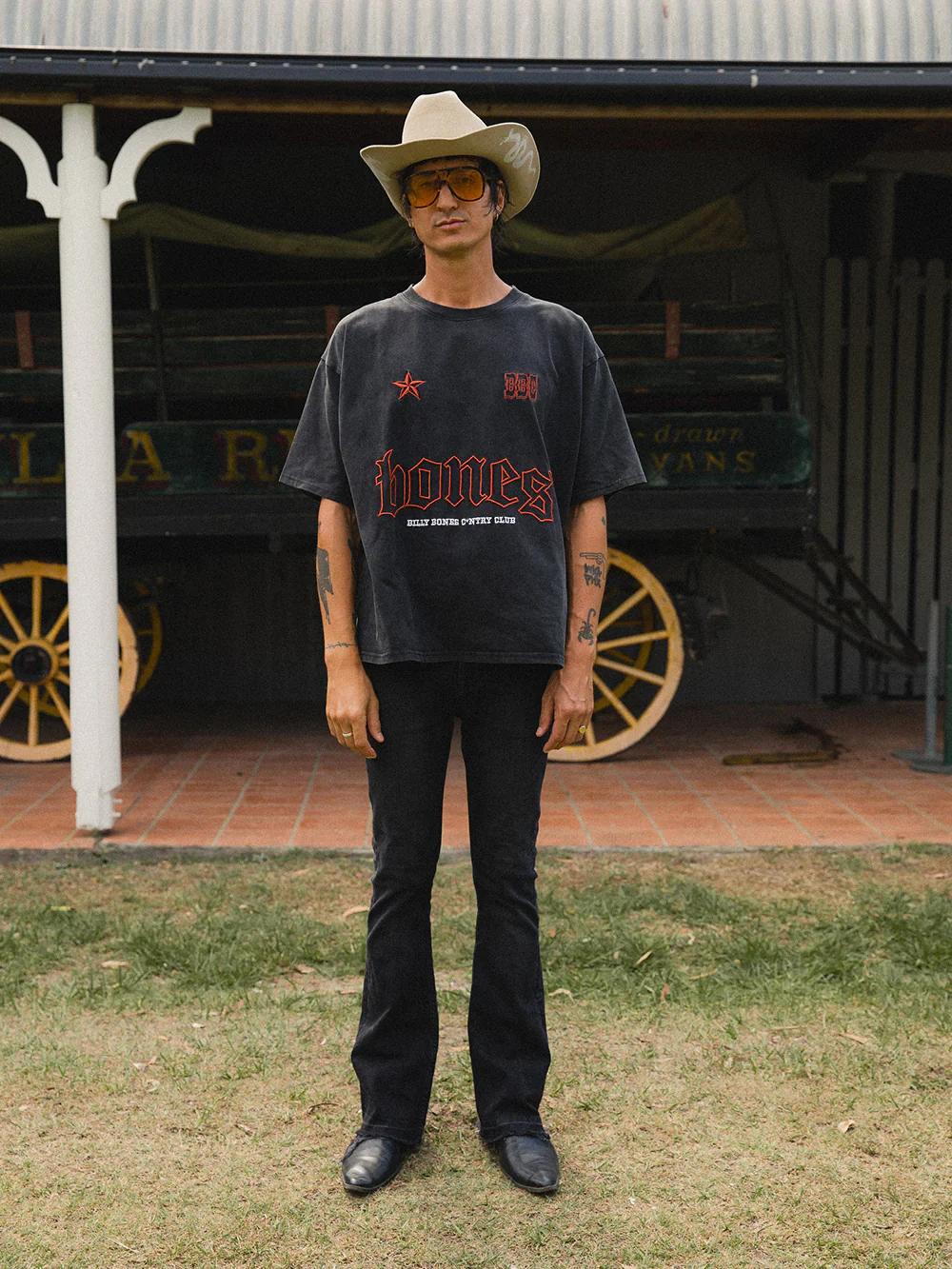 COWBOY STACKED TEE - VINTAGE BLACK/RED - Image 5