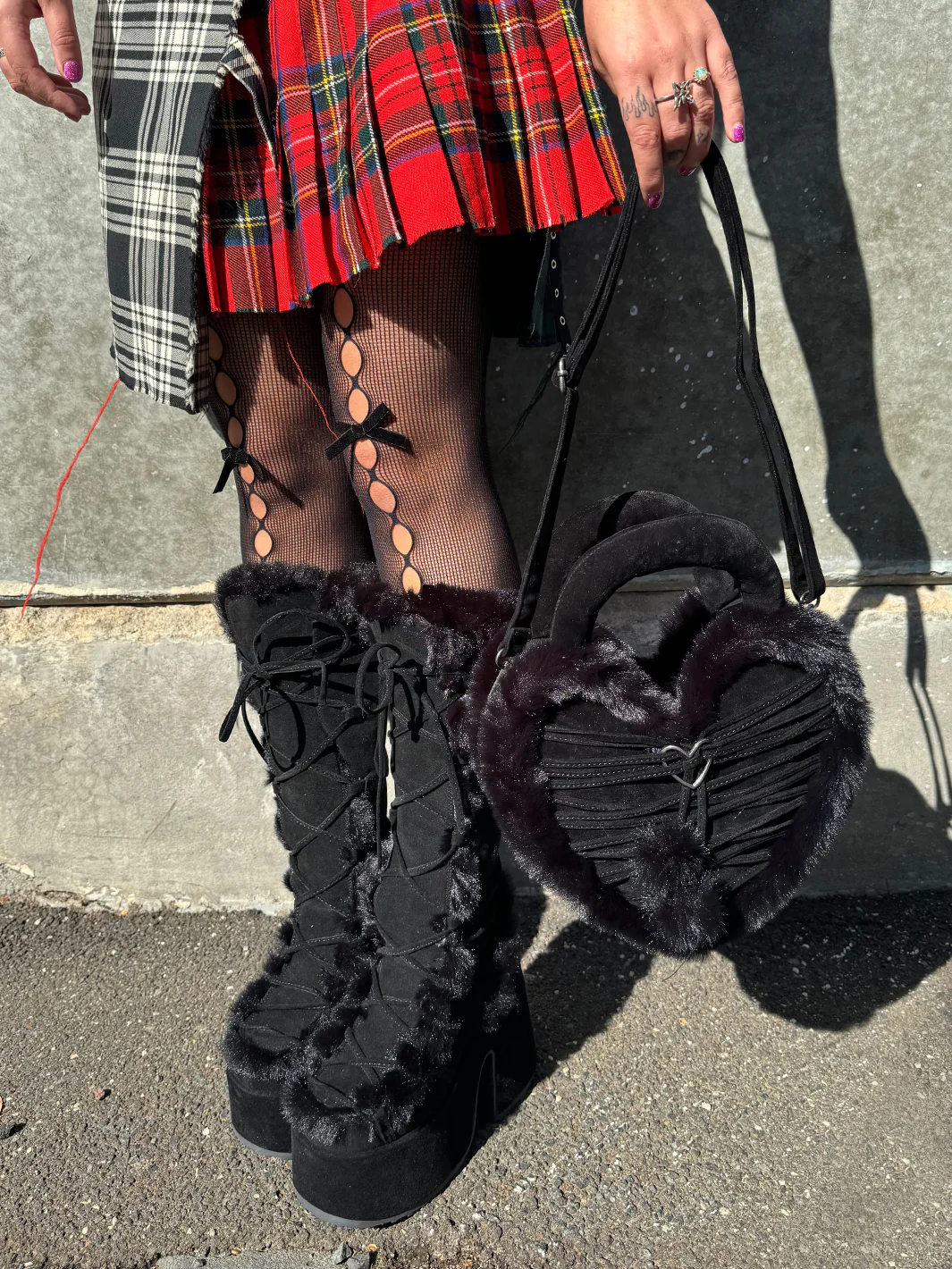 FAUX HEART SHAPED PURSE - BLACK - Image 3