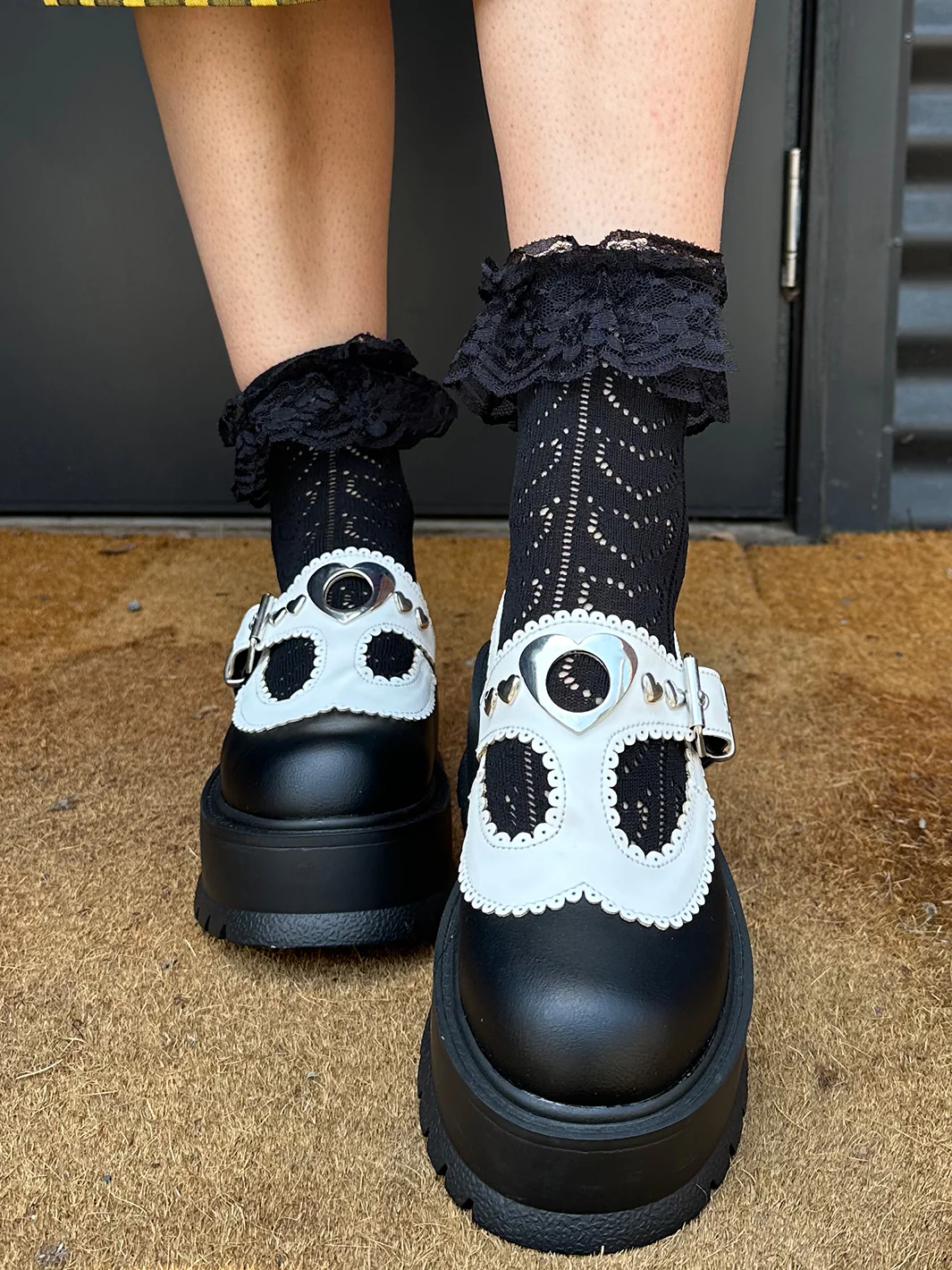 SWEETHEART FRILL LACE SOCKS - BLACK - Image 3