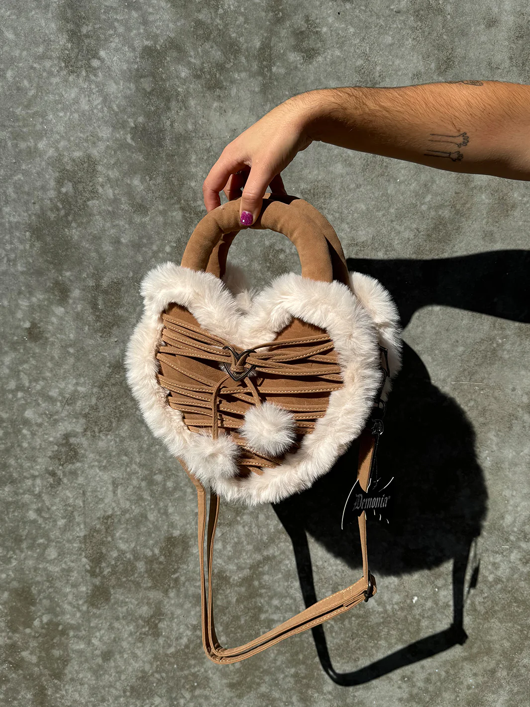 FAUX HEART SHAPED PURSE - CAMEL ✰ PRE ORDER ✰ - Image 3