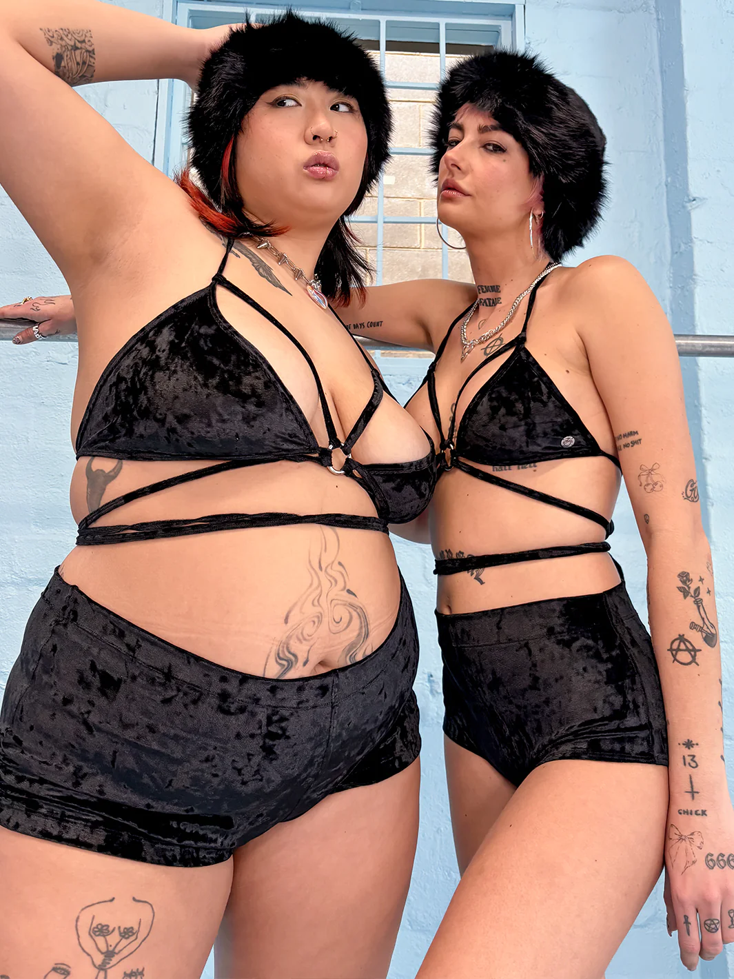 HOT SHORTS - BLACK VELVET - Image 9