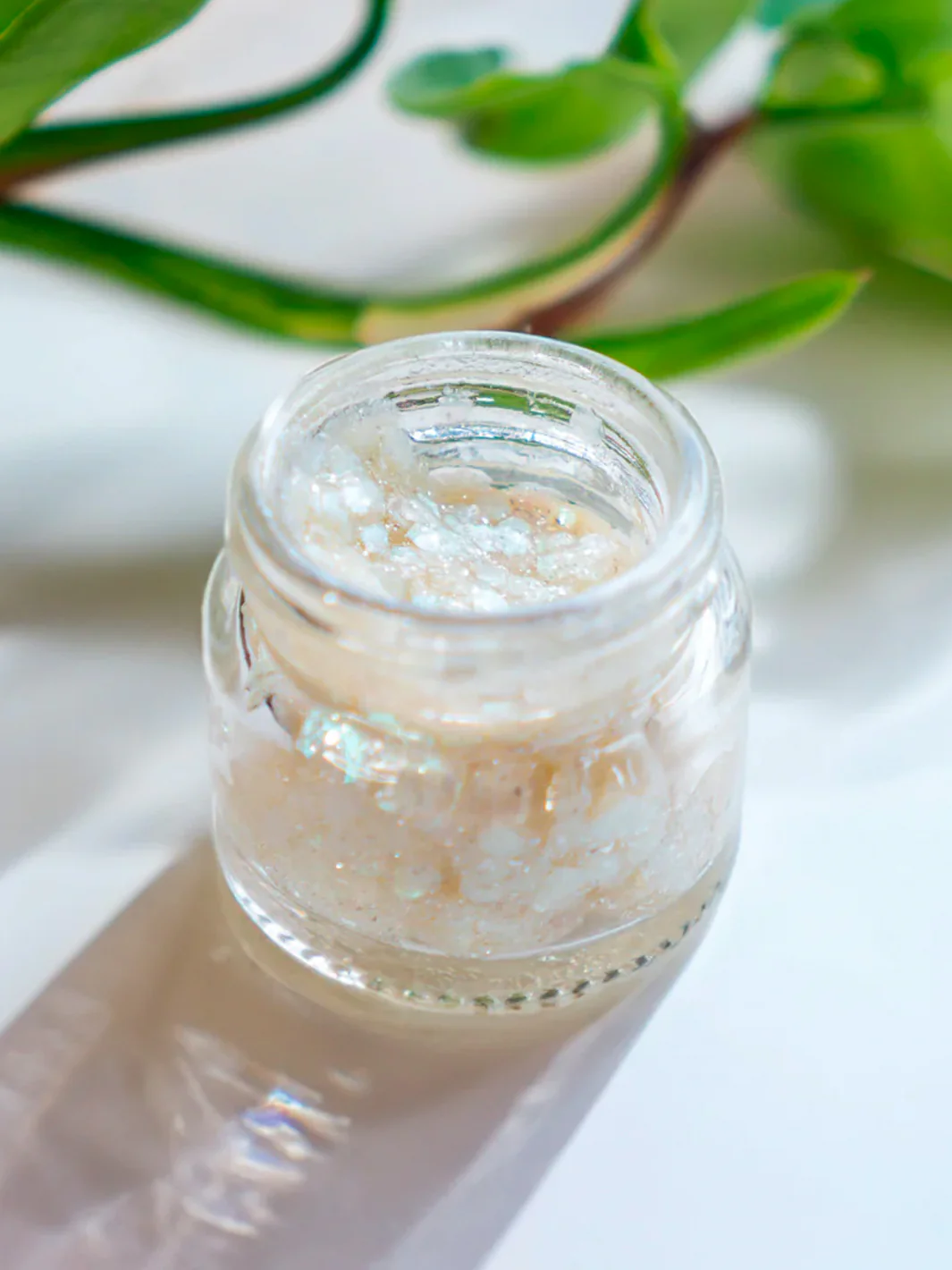 PEARL IRIDESCENT PLANT-BASED GEL BODY GLITTER - Image 2
